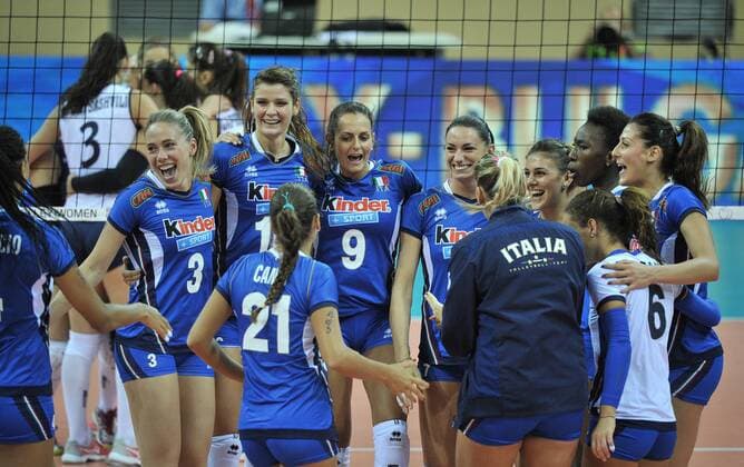 (170923) -- TBILISI, Sept. 23, 2017 -- Players of Italy celebrate the victory after the match in Group B of the 2017 European Women s Volleyball Championship between Georgia and Italy in Tbilisi, Georgia, on Sept. 22, 2017. Italy won the match by 3-0. ) (SP)GEORGIA-TBILISI-EUROPEAN WOMEN S VOLLEYBALL CHAMPIONSHIP KulumbegashvilixTamuna 