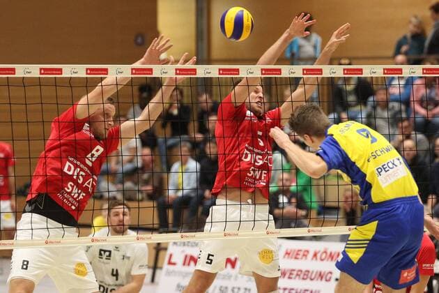 23.09.2017 - Volleyball - 2. Bundesliga Süd Männer - Saison 2016 2017 - SV Schwaig - SV Fellbach - JüRa - Florian Tafelmayer (9, SV Schwaig ) gg Patrick Köder Koeder (8, SV Fellbach ) und Valentino Nadale (5, SV Fellbach )