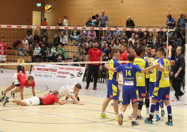 23.09.2017 - Volleyball - 2. Bundesliga Süd Männer - Saison 2016 2017 - SV Schwaig - SV Fellbach - JüRa - SV Schwaig Jubel Freude nach Satzgewinn - SV Fellbach down - enttäuscht Enttäuschung