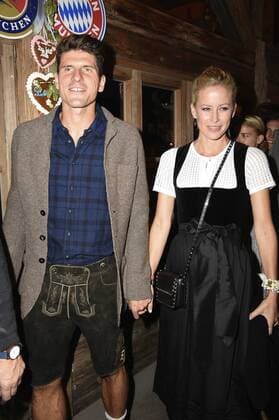 Mario Gomez mit Gattin Carina Wanzung auf dem Oktoberfest 2017 in der Käfer Wiesn-Schänke. München, 22.09.2017 Foto:xP.xSchönbergerx xFuturexImage