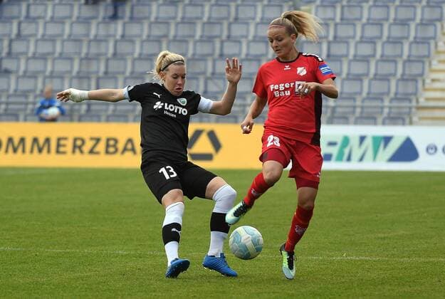 24.09.2017, xpsx, Fussball 1.Bundesliga Frauen, 1.FFC Frankfurt - SC Sand, emspor v.l. Marith Priessen (1.FFC Frankfurt), Isabelle Meyer (SC Sand) Frankfurt am Main