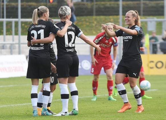 24.09.2017, xpsx, Fussball 1.Bundesliga Frauen, 1.FFC Frankfurt - SC Sand, emspor v.l. celebrate the goal, Torjubel zum 1:0 für Frankfurt Torschützin Kumi Yokoyama (1.FFC Frankfurt) Frankfurt am Main