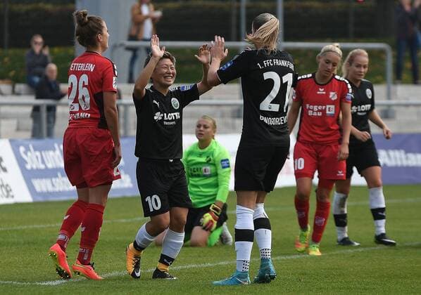 24.09.2017, xpsx, Fussball 1.Bundesliga Frauen, 1.FFC Frankfurt - SC Sand, emspor v.l. celebrate the goal, Torjubel zum 1:0 für Frankfurt Torschützin Kumi Yokoyama (1.FFC Frankfurt) Frankfurt am Main