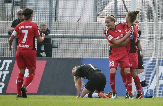 24.09.2017, xpsx, Fussball 1.Bundesliga Frauen, 1.FFC Frankfurt - SC Sand, emspor v.l. celebrate the goal, Torjubel zum 1:1ausgleich für Sand Torschützin Laura Feiersinger (SC Sand) Frankfurt am Main
