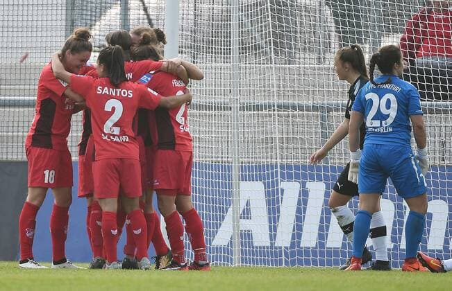 24.09.2017, xpsx, Fussball 1.Bundesliga Frauen, 1.FFC Frankfurt - SC Sand, emspor v.l. celebrate the goal, Torjubel zum 1:1ausgleich für Sand Torschützin Laura Feiersinger (SC Sand) Frankfurt am Main