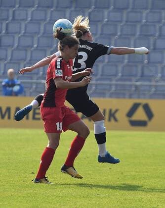24.09.2017, xpsx, Fussball 1.Bundesliga Frauen, 1.FFC Frankfurt - SC Sand, emspor v.l. Nina Burger (SC Sand), Marith Priessen (1.FFC Frankfurt) Frankfurt am Main