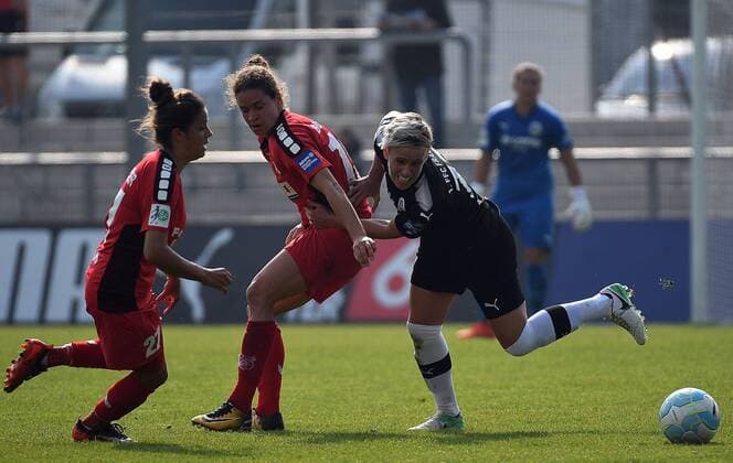24.09.2017, xpsx, Fussball 1.Bundesliga Frauen, 1.FFC Frankfurt - SC Sand, emspor v.l. Laura Feiersinger (SC Sand), Nina Burger (SC Sand), Sophie Schmidt (1.FFC Frankfurt) Frankfurt am Main