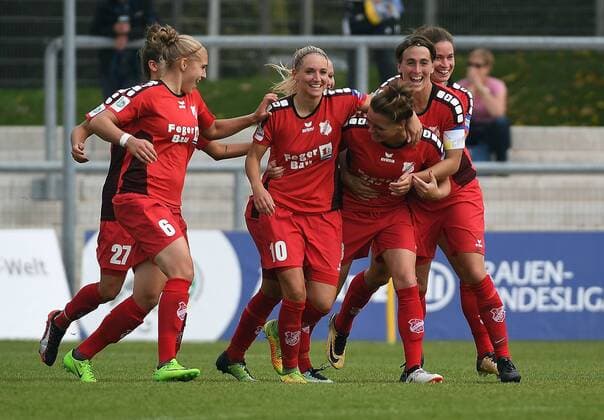 24.09.2017, xpsx, Fussball 1.Bundesliga Frauen, 1.FFC Frankfurt - SC Sand, emspor v.l. celebrate the goal, Torjubel zum 1:2 für Sand Torschützin Laura Vetterlein (SC Sand) Frankfurt am Main