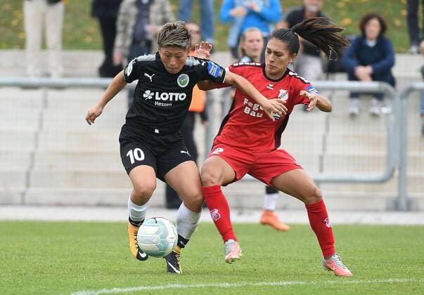 24.09.2017, xpsx, Fussball 1.Bundesliga Frauen, 1.FFC Frankfurt - SC Sand, emspor v.l. Kumi Yokoyama (1.FFC Frankfurt), Leticia Santos (SC Sand) Frankfurt am Main