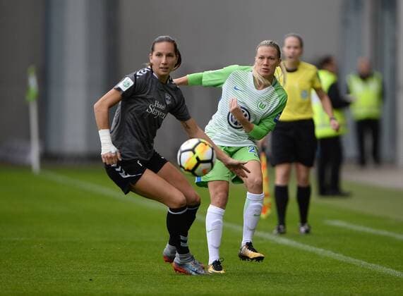 Ivana Rudelic (Jena), Lara Dickenmann (Wolfsburg, 21), Fussball, Allianz-Frauen-Bundesliga, VfL Wolfsburg - FF USV Jena xPW001F2Px