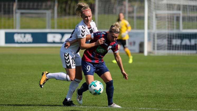 v.li.: Sarah Puntigam (Freiburg, 18), Svenja Huth (Potsdam, 9), Zweikampf, Duell, duel, tackle, tackling, Dynamik, Action, Aktion, Fussball, Allianz Frauen-Bundesliga, SC Freiburg - 1. FFC Turbine Potsdam, xozx