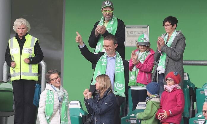 Oberbuergermeister Klais Mohrs (Wolfsburg9 ist am wahlsonntag unter den Zuschauern