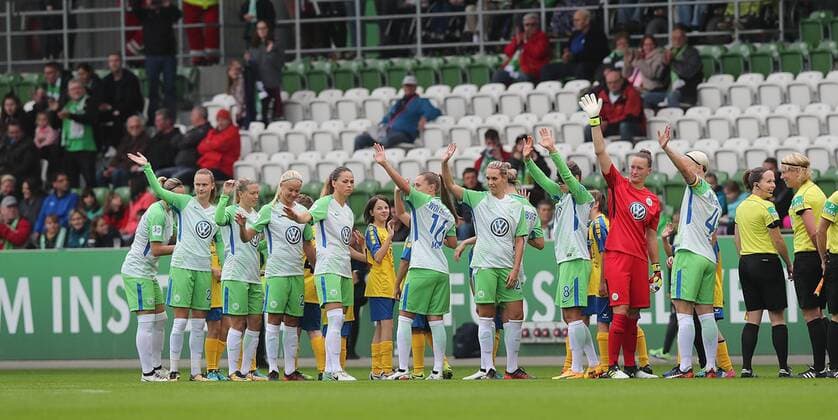 Nilla Fischer (VfL Wolfsburg) und team gruessen die Fans