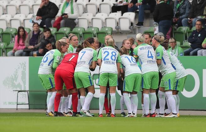 Mannschaftskreis Wolfsburg um Nilla Fischer (VfL Wolfsburg)