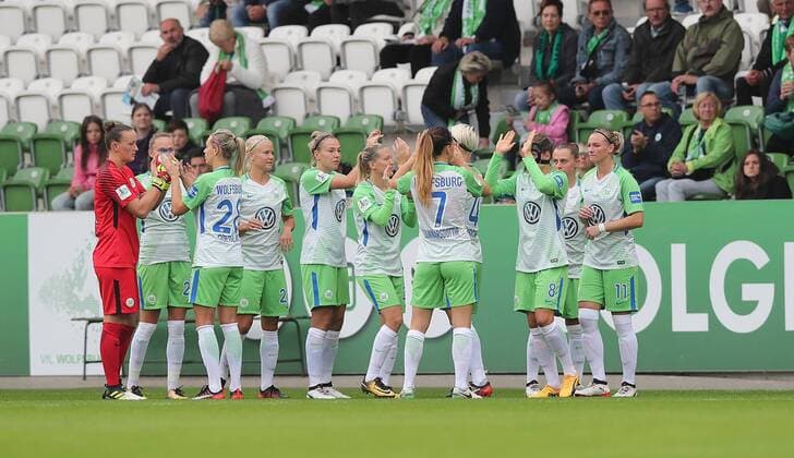 Almuth Schult (VfL Wolfsburg) und ihr Team klatschen sich ab