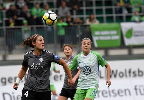 Shannon Woeller (Jena), Zsanett Jakabfi (Wolfsburg, 3), Fussball, Allianz-Frauen-Bundesliga, VfL Wolfsburg - FF USV Jena xPW001F2Px