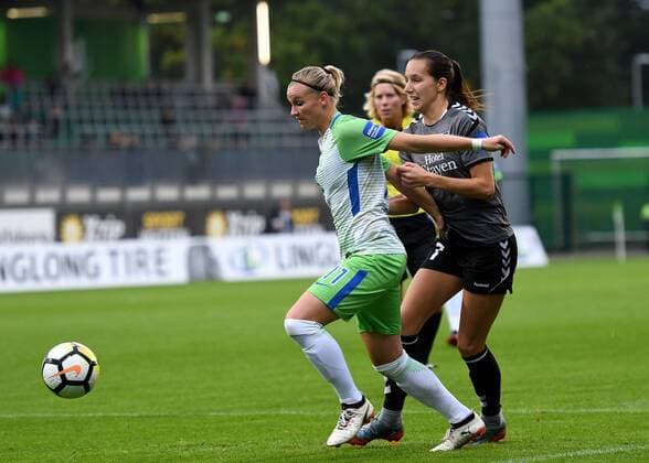 Alexandra Popp (Alex Popp, Wolfsburg, 11), Ivana Rudelic (Jena), Fussball, Allianz-Frauen-Bundesliga, VfL Wolfsburg - FF USV Jena xPW001F2Px