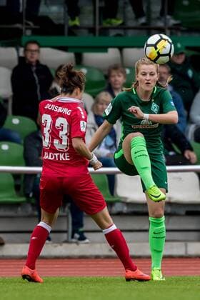 v.li.: Kathleen Radtke (MSV Duisburg, 33) und Verena Volkmer (SV Werder Bremen, 16) im Zweikampf, Duell, duel, tackle, Fussball, Allianz Frauen-Bundesliga, SV Werder Bremen - MSV Duisburg, xdgx