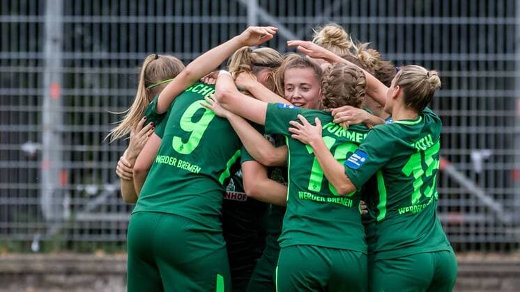 Die Spielerinnen des SV Werder Bremen beim Torjubel, Goal celebration, celebrate the goal, goal celebration, Jubeltraube, Fussball, Allianz Frauen-Bundesliga, SV Werder Bremen - MSV Duisburg, xdgx