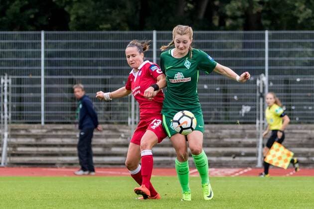 v.li.: Kathleen Radtke (MSV Duisburg, 33) und Verena Volkmer (SV Werder Bremen, 16) im Zweikampf, Duell, duel, tackle, Fussball, Allianz Frauen-Bundesliga, SV Werder Bremen - MSV Duisburg, xdgx