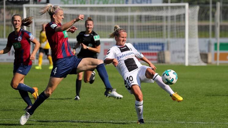 v.li.: Johanna Elsig (Potsdam, 4), Julia Simic (Freiburg, 10), Zweikampf, Duell, duel, tackle, tackling, Dynamik, Action, Aktion, Fussball, Allianz Frauen-Bundesliga, SC Freiburg - 1. FFC Turbine Potsdam, xozx