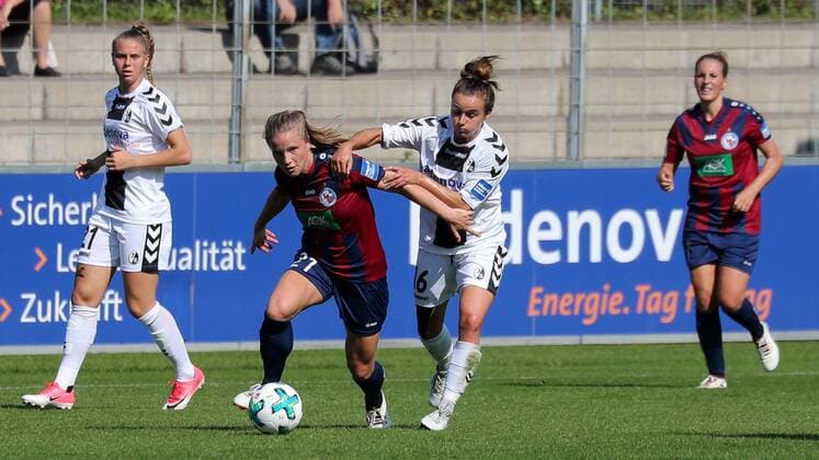 v.li.: Klara Bühl (Klara Buehl, Freiburg, 21), Tabea Kemme (Potsdam, 21), Lina Maria Magull (Freiburg, 16), Jennifer Cramer (Potsdam, 11), Zweikampf, Duell, duel, tackle, tackling, Dynamik, Action, Aktion, Fussball, Allianz Frauen-Bundesliga, SC Freiburg - 1. FFC Turbine Potsdam, xozx