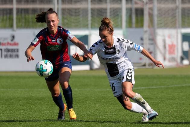 v.li.: Lia Wälti (Potsdam, 13), Lina Maria Magull (Freiburg, 16), Zweikampf, Duell, duel, tackle, tackling, Dynamik, Action, Aktion, Fussball, Allianz Frauen-Bundesliga, SC Freiburg - 1. FFC Turbine Potsdam, xozx