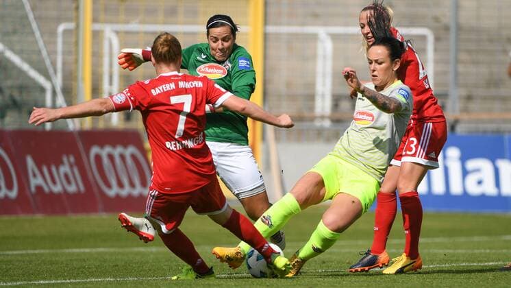v.li.: Melanie Behringer (FC Bayern München, FCB, 7) Anne-Kathrine Kremer (Anka Kremer, Torwart, Köln, 1) Peggy Nietgen (Köln, 21) Mandy Islacker (FC Bayern München, FCB, 23) im Kampf um den Ball, Fussball,Allianz Frauen-Bundesliga, FC Bayern München - 1. FC Köln, xslx
