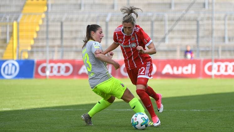 v.li.: Karoline Kohr (Köln, 13) Verena Faißt (Faisst, Feisst, Feist, Faist, FC Bayern München, FCB, 22) im Zweikampf, Duell, duel, tackle, Dynamik, Action, Aktion, Fussball,Allianz Frauen-Bundesliga, FC Bayern München - 1. FC Köln, xslx