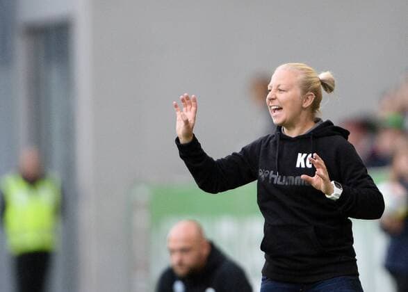 Bilder des Tages - SPORT Trainerin Katja Greulich (Jena) lautstark an der Seitenlinie, gestikulierend , Fussball, Allianz-Frauen-Bundesliga, VfL Wolfsburg - FF USV Jena xPW001F2Px