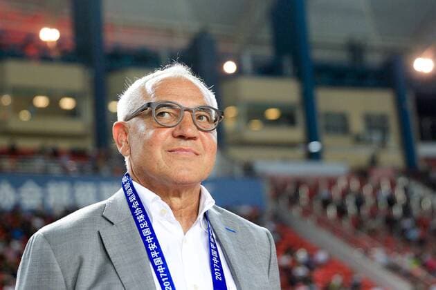 Head coach Felix Magath of Shandong Luneng reacts as he watches his players competing against Henan Jianye in their 26th round match during the 2017 Chinese Football Association Super League (CSL) in Zhengzhou city, central China s Henan province, 24 September 2017. Shandong Luneng competes against Henan Jianye at 26th round of 2017 CSL  20170924_15432