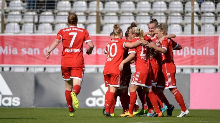 Spielerinnen des FC Bayern München mit Torjubel, Jubel, Torjubel, Torerfolg, celebrate the goal, goal, celebration, Jubel ueber das Tor zum 1:0 durch Simone Laudehr (FC Bayern München, FCB, 21) (verdeckt), optimistisch, Action, Aktion, Fussball,Allianz Frauen-Bundesliga, FC Bayern München - 1. FC Köln, xslx