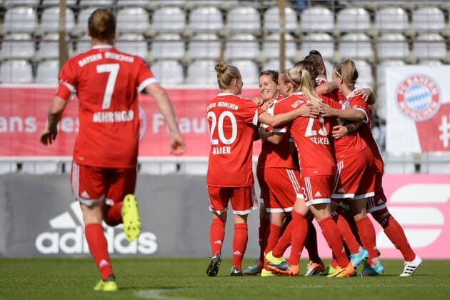 Spielerinnen des FC Bayern München mit Torjubel, Jubel, Torjubel, Torerfolg, celebrate the goal, goal, celebration, Jubel ueber das Tor zum 1:0 durch Simone Laudehr (FC Bayern München, FCB, 21) (verdeckt), optimistisch, Action, Aktion, Fussball,Allianz Frauen-Bundesliga, FC Bayern München - 1. FC Köln, xslx