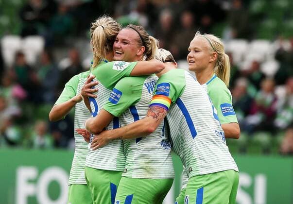 Herzen ihre Torschuetzin Alexandra Popp (VfL Wolfsburg, 11), v.l. Lena Goessling (VfL Wolfsburg), Nilla Fischer (VfL Wolfsburg)