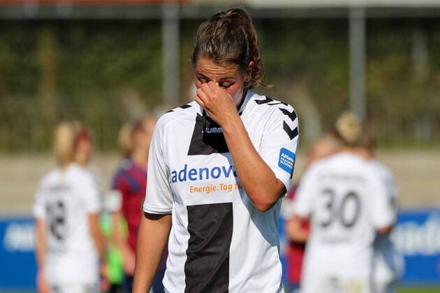 Carolin Schiewe (Freiburg, 33), nach dem Schlusspfiff, Enttäuschung, enttäuscht über das Unentschieden, Fussball, Allianz Frauen-Bundesliga, SC Freiburg - 1. FFC Turbine Potsdam, xozx