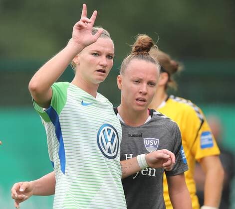 Alexandra Popp (VfL Wolfsburg) zeigt es an, 3 Tore geschossen