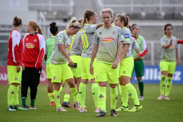 Spielerinnen des 1. FC Köln, Kölner Spielerinnen (vorn Theresa Gosch (Köln, 24)) nach Spielende enttäuscht schauend, Enttäuschung, Frustration, disappointed, pessimistisch, Fussball,Allianz Frauen-Bundesliga, FC Bayern München - 1. FC Köln, xslx