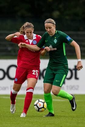 v.li.: Pia Rijsdijk (MSV Duisburg, 25) und Katharina Schiechtl (SV Werder Bremen, 9) im Zweikampf, Duell, duel, tackle, Fussball, Allianz Frauen-Bundesliga, SV Werder Bremen - MSV Duisburg, xdgx