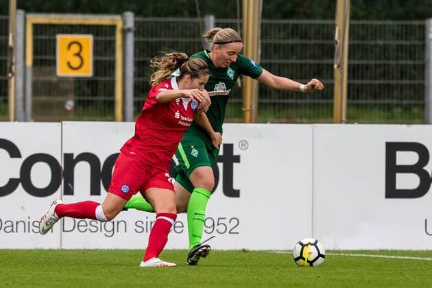 v.li.: Pia Rijsdijk (MSV Duisburg, 25) und Katharina Schiechtl (SV Werder Bremen, 9) im Zweikampf, Duell, duel, tackle, Fussball, Allianz Frauen-Bundesliga, SV Werder Bremen - MSV Duisburg, xdgx