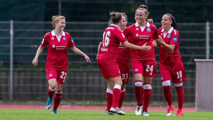 v.li.: Rieke Dieckmann (MSV Duisburg, 16), Virginia Kirchberger (MSV Duisburg, 24) und Sofia Nati (MSV Duisburg, 10) beim Torjubel, Goal celebration, celebrate the goal, goal celebration,, Fussball, Allianz Frauen-Bundesliga, SV Werder Bremen - MSV Duisburg, xdgx