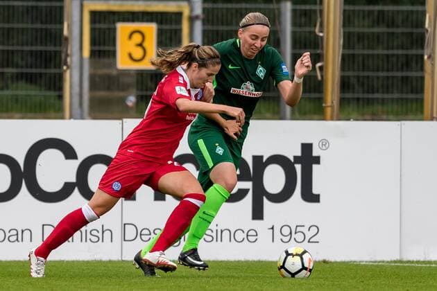 v.li.: Pia Rijsdijk (MSV Duisburg, 25) und Katharina Schiechtl (SV Werder Bremen, 9) im Zweikampf, Duell, duel, tackle, Fussball, Allianz Frauen-Bundesliga, SV Werder Bremen - MSV Duisburg, xdgx