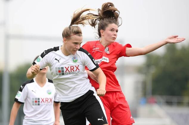 Bilder des Tages - SPORT 24.09.2017 xcex Deutschland, Frankfurt, Fussball, Frauenfussball 2. Frauen Bundesliga Süd Saison 2017 2018 1. FFC Frankfurt II gegen 1. FFC Niederkirchen Nadine Anstatt (Frankfurt) im Kopfballduell