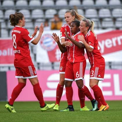 v.li.: Melanie Leupolz (FC Bayern München, FCB, 8) Fridolina Rolfö (Rolfoe, FC Bayern München, FCB, 14) Lineth Beerensteyn (FC Bayern München, FCB, 6) Mandy Islacker (FC Bayern München, FCB, 23) mit Torjubel, Jubel, Torjubel, Torerfolg, celebrate the goal, goal, celebration, Jubel ueber das Tor zum 2:0 durch Lineth Beerensteyn (FC Bayern München, FCB, 6), optimistisch, Action, Aktion, Fussball,Allianz Frauen-Bundesliga, FC Bayern München - 1. FC Köln, xslx