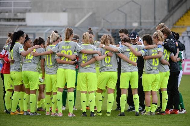Spielerinnen des 1. FC Köln, Kölner Spielerinnen bilden nach Spielende einen Kreis, Willi Breuer (Trainer, Cheftrainer, 1. FC Köln) hält Schlussansprache an das Team, Fussball,Allianz Frauen-Bundesliga, FC Bayern München - 1. FC Köln, xslx