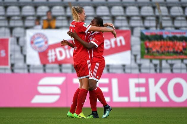 v.li.: Fridolina Rolfö (Rolfoe, FC Bayern München, FCB, 14) Lineth Beerensteyn (FC Bayern München, FCB, 6) mit Torjubel, Jubel, Torjubel, Torerfolg, celebrate the goal, goal, celebration, Jubel ueber das Tor zum 2:0 durch Lineth Beerensteyn (FC Bayern München, FCB, 6), optimistisch, Action, Aktion, Fussball,Allianz Frauen-Bundesliga, FC Bayern München - 1. FC Köln, xslx