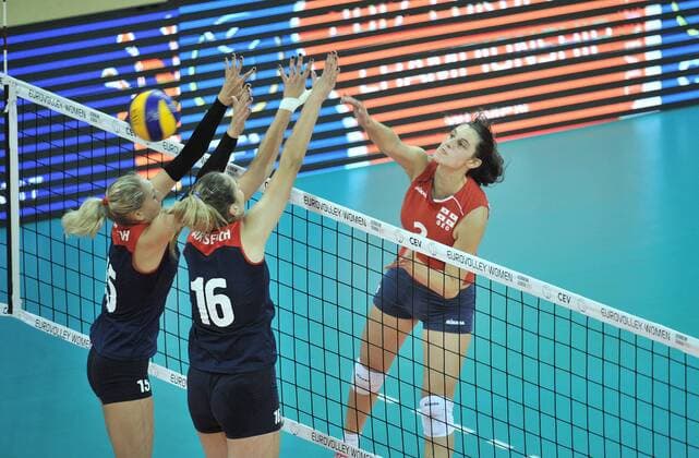 (170925) -- TBILISI, Sept. 25, 2017 -- Georgia s A.Batsatsashvili (R) spikes during the match in Group B of the 2017 European Women s Volleyball Championship between Georgia and Belarus in Tbilisi, Georgia, on Sept. 24, 2017. Belarus won 3-0. ) (SP)GEORGIA-TBILISI-VOLLEYBALL-EUROPEAN WOMEN S CHAMPIONSHIP KulumbegashvilixTamuna 