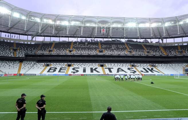 Bilder des Tages - SPORT RB Leipzig - Training Fussball Champions League Istanbul, 25.09.2017, Vodafone Park, Fussball, UEFA Champions League, Gruppe G, 2.Spieltag , Besiktas Istanbul vs. RB Leipzig , Training am Vortag des Spieles. , Im Bild; RB Leipzig - Taining vor Stadionkulisse. ,
