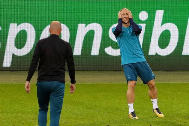 Dortmund, Germany, Training Real Madrid, Trainer Zinedine Zidane (Real Madrid) guckt Luka Modric (Real Madrid) gestikuliert ( DeFodi507