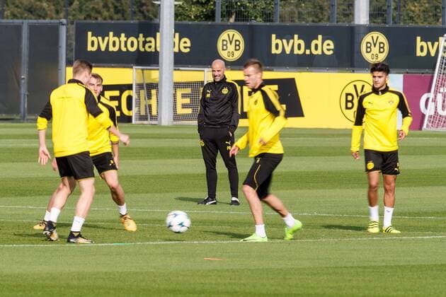 Dortmund, Germany, Training BV Borussia Dortmund, BVB, Trainer Peter Bosz (BVB) guckt ( DeFodi507
