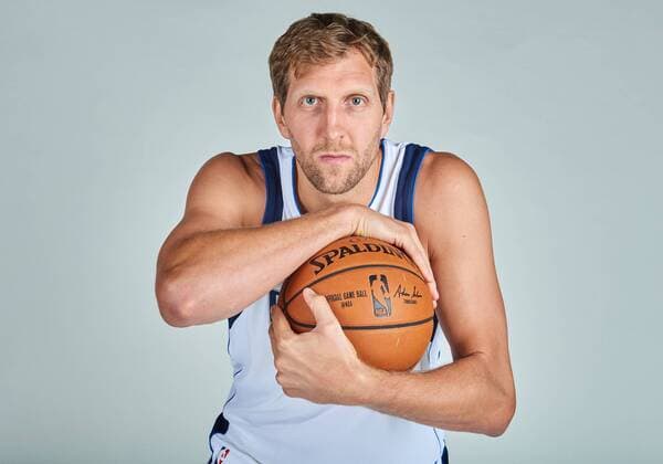 Sept 25, 2017: Dallas Mavericks forward Dirk Nowitzki 41 poses during the Dallas Mavericks Media Day held at the American Airlines Center in Dallas, TX NBA Basketball Herren USA 2017: Dallas Mavericks Media Day SEPT 25 - ZUMAcp2_ 20150928_zaf_cp2_205 Copyright: xAlbertxPenax